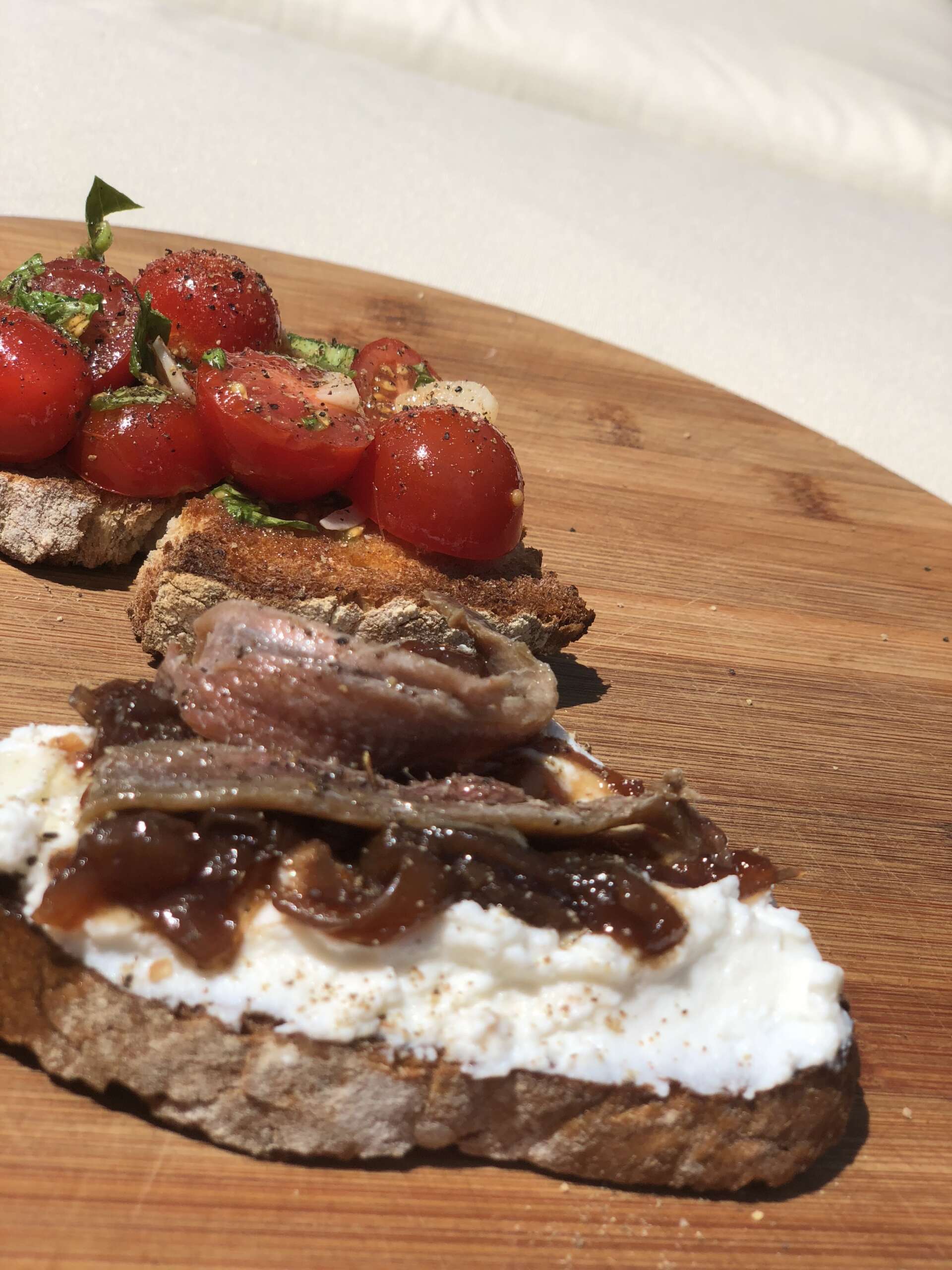 Smaki Toskanii – bruschetta z ricotta, konfiturą z cebuli i anchois
